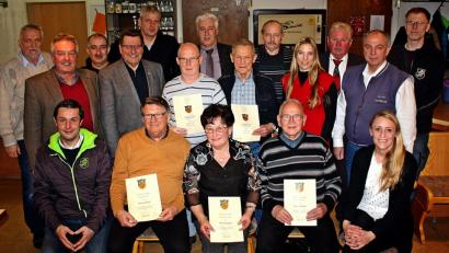 Bild: R. Kreuzer
Vorsitzender Stephan Gollwitzer (sitzend, von links) mit den neuen Ehrenmitgliedern Fritz Band, Christa Sambale, Franz Jäger und seiner neuen Stellvertreterin Maria Sponsel. Richard Eichinger und Helmut Retzer (stehend, mit Urkunde von links) wurden für 50 Jahre Mitgliedschaft ausgezeichnet, dazu gratulierten auch der Vorstand und die Ehrengäste.