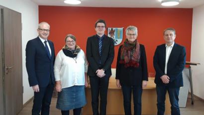 Bild: Silke Haller
David Austermann (Mitte) unterstützt seit Anfang des Jahres sieben AOVE-Kommunen bei der Erledigung der Archivarbeit. AOVE-Sprecher Bernhard Lindner (Hahnbach), AOVE-Geschäftsführerin Waltraud Lobenhofer, Dr. Maria Sagstetter, die Leiterin des Staatsarchivs Amberg, und Poppenrichts 2. Bürgermeister Hermann Böhm (von links) freuen sich darüber.