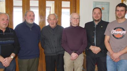 Bild: mmj
Vorsitzender Stefan Weinfurtner und Kreisvorsitzender Ingo Schwieder (von rechts) mit den geehrten Mitgliedern des Imkervereins Dietersdorf-Schönseer Land.