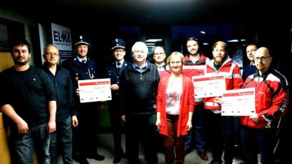 Bild: do
500 Euro mal 3: Symbolische Spendenschecks überreicht die Firmenleitung von Elma-Anlagenbau um das Unternehmer-Ehepaar Alfons und Gabriele Meierhöfer (Mitte) an Vertreter von Feuerwehr, Wasserwacht und Karatesparte des Sportclubs.
