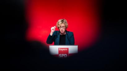 Bild: Daniel Karmann/dpa
Tunnelblick der bayerischen Genossen: Natascha Kohnen wird beim Landesparteitag als Landesvorsitzende der SPD in Bayern bestätigt.