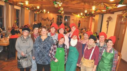Bild: es
Der Frauenbund Tännesberg versteht es, zu feiern. Das gilt vor allem im Fasching. Elisabeth Braun als Rentnerin und Sonja Schmid-Herdegen als Beratern in einem Reisebüro (vorne, von links) lösten mit ihrer Einlage großes Gelächter aus.