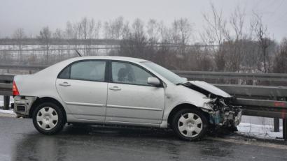 Bild: jr
Aufgrund plötzlich auftretender Schneeglätte kam der Toyota ins Rutschen und prallte von der rechten Leitplanke in die Mittelleitplanke. Glücklicherweise gab es außer Blechschaden keine Verletzte. Der Verkehr wurde während der Bergungsarbeiten einspurig an den Unfallstelle vorbei geleitet