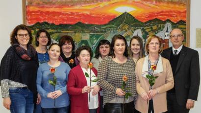 Bild: tkr
Das neue Vorstandsteam mit Beisitzern und Kassenprüfern und Pfarrer Herbert Rösl (rechts); von links Heike Krafczyk (Stellvertretende Vorsitzende), Angela Schmal (Beisitzerin), Veronika Gabler (Beisitzerin) Irene Zangl und Maria Biersl (Kassenprüferinnen), Erika Klier (Beisitzerin) Sandra Fuchs (Vorsitzende), Eva Strebl (Beisitzerin) und Gertraud Hummer (Stellvertretende Vorsitzende).