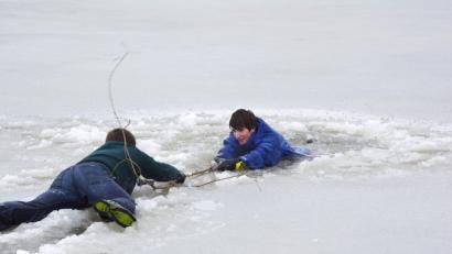 Bild: brü
Gezeigt wird, dass man eingebrochene Personen nicht mit den Armen greifen soll. Ein Stock oder anderes Hilfsmittel ist hierfür geeignet.