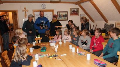 Bild: pi
Benedikt Gaßmann, Matthias Barth und Beate Brehm (hinten, von links) sammeln Eindrücke von der Neudorfer Kinderfeuerwehr.