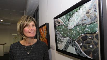 Bild: ubb
Künstlerin Kerstin Rumswinkel (hier bei einem ihrer neuen Werke) ist sehr begeistert vom Ausstellungsraum im Museum Mitterteich. Hier kämen ihre Werke bestens zur Geltung, sagt sie..