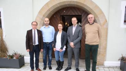 Bild: bjp
Donnerstags von 13 bis 16 Uhr bietet die Caritas künftig im Dostlerhaus Sprechstunden für Migranten an. Kreisgeschäftsführer Daniel Bronold, die Integrationsberater Andrea Blehova und Shakhab Akramov (Zweiter bis Vierter von rechts) sowie Wolfgang Klink (rechts), der „Integrationslotse“ des Landkreises, erläutern Bürgermeister Werner Walberer (links) die Inhalte des neuen Beratungsdienstes.