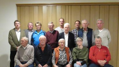 Bild: ads
Vorsitzender Gerald Dagner, Bürgermeister Josef Reindl und Gesamtjugendleiter Franz Schumann (hinten, von links) sowie stellvertretende Vorsitzende Kerstin Maunz (vorn, Zweite von rechts) ehren für ihre Treue zum TuS Schnaittenbach (hinten, ab Vierter von links) Norbert Uschold, Roland Nowak, Eberhard Habrich, Günter Bösl, Georg Hertl und Jürgen Steup sowie (vorn, von links) Josef Schorner, Reinhard Baraucke, Anna Uschold und Georg Nagler.