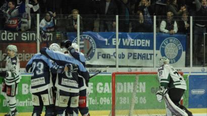 Bild: gb
Die Scheibe liegt im Rosenheimer Kasten, die Weidener jubeln nach dem entscheidenden Tor: Die Blue Devils besiegten am Sonntagabend die Starbulls Rosenheim mit 3:2 nach Verlängerung.