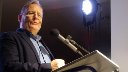 Bild: Houschka
Professor Dietrich Grönemeyer zählt zu Deutschlands bekanntesten Ärzten und wird nicht müde, für ein Miteinander zwischen Schulmedizin und alternativen Heilmethoden zu werben. Er hat zwei Stunden lang seine Zuhörer in Schwandorf informiert und unterhalten.