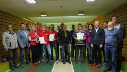Bild: adj
Vorsitzender Johannes Simon und Bürgermeister Markus Ludwig (von links) gratulieren den Sieger und Bestplatzierten der Dorfmeisterschaft.