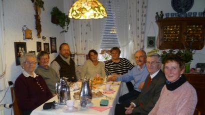 Bild: exb
Über viele Glückwünsche zum 70. Geburtstag freute scih Ingrid Leser. Von links Renate Batonitschek, Marianne Scheidler, Stefan Wolters, Veronika Jungmann, Ingrid Leser, Edgar Zwerenz, Josef Rösch, Gabi Maierhöfer.