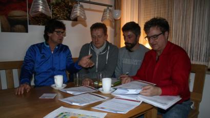 Bild: sne
Die Planungen für die Ausbildungsmesse 2019 der SPD-Ortsvereine laufen auf Hochtouren.Fritz Betzl, Thomas Weiß, Thomas Ott und Bernhard Stangl (von links) besprechen verschiedene Konzepte, um Besuchern, Unternehmen und Behörden eine attraktive Veranstaltung bieten zu können.