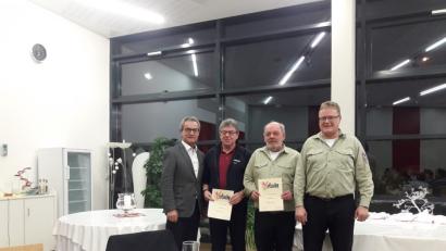 Bild: ak
Zusammen mit Bürgermeister Werner Nickl (links) dankt Vorsitzender Thomas Götz Robert Spies und Kurt Schmidt für ihre Mitarbeit im und ihre Treue zum Kreisfischereiverein.