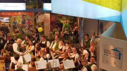 Bild: exb
Zwei Stunden lang spielte die Stiftländer Jugend- und Blaskapelle Waldsassen in der Bayernhalle auf.