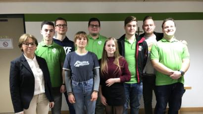 Bild: eig
Die beiden neuen Vorsitzenden Julian Hutter (Dritter von rechts) und Svenja Bäumler (Vierte von rechts) stehen künftig an der Spitze der Letzauer Landjugend.