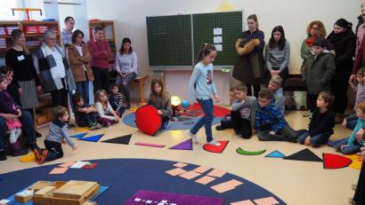 Bild: Bühner
Lernen spielerisch und gegenständlich wurde am Tag der offenen Tür in der Montessori-Schule gezeigt. Schulleiterin Gerda Högl-Siegler (stehend, Zweite von links) erklärte es den Besuchern.