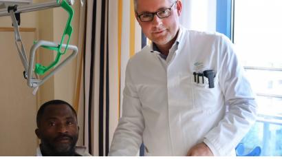 Bild: exb
Peter Emonyon und Dr. Philip Koehl freuen sich, dass die Operationen bisher so gut verlaufen sind.