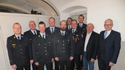 Bild: ibj
Zur Verleihung der Leistungsabzeichen gratulieren Kreisbrandinspektor Christof Strobl und Kommandant Martin Weiß (von links) sowie Bürgermeister Bernhard Lindner, HKA-Vorsitzender Georg Götz, Zweiter Kommandant Christian Graf, Vorsitzender Franz-Josef Rauch und Zweiter Vorsitzender Josef Erras (von rechts).