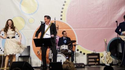 Bild: weu
Robert Tyson in der Rolle von Johnny Cash und Valeska Kunath als June Carter begeisterten zusammen mit den vier Musikern von „Cashbag“ das Neunburger Publikum mit einer einzigartigen Show.