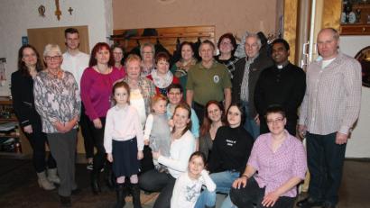 Bild: pi
Christa Bock (Sechste von links) freut sich über die vielen guten Wünsche zum 80. Geburtstag.