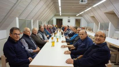 Bild: eib
Viele folgten der Einladung zum Jahresrückblick der Feuerwehr-Senioren. Vorne rechts Sprecher Siegfried Hammerer, links gegenüber sein Mitstreiter Hans Aschka. Auch Altbürgermeister Hans Wirnshofer aus Weiding (Dritter von links) fühlt sich wohl in der monatlichen Runde.