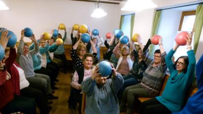 Bild: rn
Die Teilnehmerinnen machen begeistert mit: Zu Schwing- und Führübungen mit dem „Overball“ motiviert die Referentin die Runde bei der Frühstücksveranstaltung des Katholischen Frauenbundes.