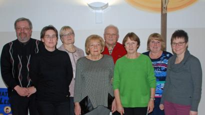 Bild: wee
Das Vorstandsteam leistete wieder gute Arbeit.Im Bild von links Präses Pfarrer Markus Ertl, Steffi Rosenberg, Angelika Birkmüller, Heidi Schwendner, Jutta Schönberger und Ruth Höpfl. Ina und Norbert Müller (Bildmitte) informierten über ihr Hilfsprojekt.
