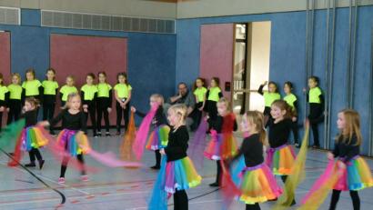 Bild: rn
Mit viel Tüll begeistern die "Twinkle-Dancers" ihr Publikum. Die "Freaky-Dancers" stehen bereits für ihren Einsatz bereit.