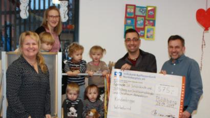 Bild: lk
575 Euro spenden JU und SV für die Kinderkrippe. Im Bild (links) Leiterin Stephanie Siegert mit Anja Birkner und Michael Haubner von der JU sowie (rechts) SV-Vorsitzenden Toni Härtl mit Kindern der Kinderkrippe