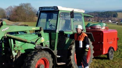 Bild: jml
Beim ersten Einsatz dieses Jahres, einem Schlepperbrand, hat die Hannersgrüner Feuerwehr unter anderem die Verkehrsregelung übernommen. Zweiter Kommandant Martin Teicher war mit Traktor und Spritzenanhänger vor Ort.