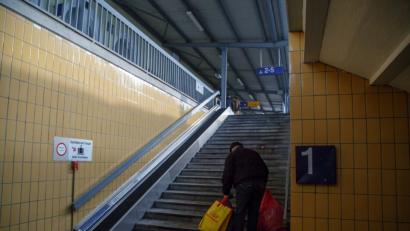Bild: Hösamer
Mit viel Gepäck am Schwandorfer Bahnhof: Da wäre ein Aufzug nicht schlecht. Doch der barrierefreie Ausbau lässt auf sich warten. Die CSU im Stadtrat will einen Notbehelf.