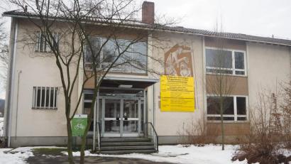 Bild: bl
Die gelbe Bautafel neben dem Eingang zum Schulgebäude von 1965 verkündet den Umbau in eine Seniorenwohnanlage.