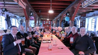 Bild: bsc
19 ehemalige Mitarbeiter der Schlossbrauerei Friedenfels kamen zum ersten offiziellen Treffen eines Brauerei-Rentnerstammtisches. Otto Geyer und Bernhard Zötzl (Zweiter und Dritter von links) sowie Helmut Keck (rechts) hatten das Treffen organisiert und vorbereitet. Geschäftsführer Thomas Schultes (links) und Braumeister Christian Mitterbauer (Vierter von links) wünschten dem Stammtisch, der sich künftig regelmäßig trifft, viel Erfolg und ihren ehemaligen Mitarbeitern weiterhin viel Gesundheit.