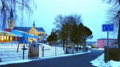 Bild: fjo
Eine gern genutzte Abkürzung ist bislang die namenlose Gasse bei der Kindertagesstätte (rechts).