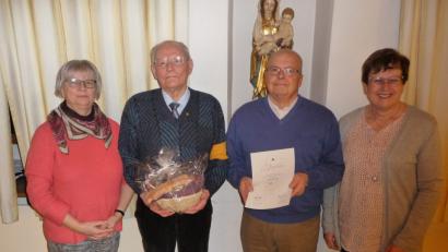 Bild: bba
Seit 60 Jahren hält Adolph Honold (Zweiter von links) seiner Kolpingsfamilie St. Marien die Treue. Der Jubilar wird eingerahmt von den Vorstandsmitgliedern Inge Lindenthaler, Hans Schötz und Gabi Schötz.