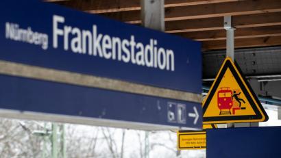 Bild: Daniel Karmann/dpa
Bei einem Streit in Nürnberg sind zwei Männer von einer S-Bahn überfahren und getötet worden. Nach Angaben der Polizei gerieten an der Haltestelle in der Nacht zum 26. Januar mehrere Leute aneinander. Drei Männer fielen bei dem Streit auf die Gleise.