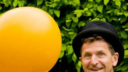 Bild: exb
Der Mann hat eine besondere Gabe: Sepp Fischer bringt Menschen zum Lachen, zum Staunen, er bringt Freude ins Leben. Bekannt ist Sepp Fischer als "Sepp Schabernack"