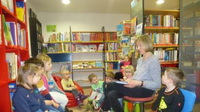 Bild: hos
Die Kinder lauschten Anne Bodensteiner, die aus "Der kleine Fuchs im Winterwald" vorlas.