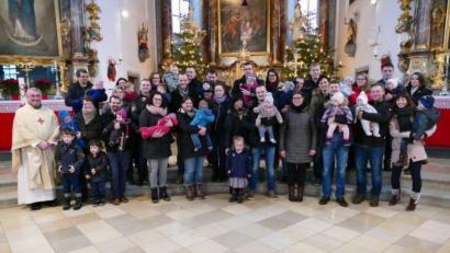 Bild: lg
Beim Familiengottesdienst spendete Dekan Alfons Kaufmann den Täuflingen des zurückliegenden Jahres den persönlichen Segen.