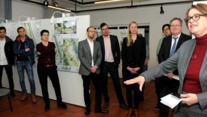 Bild: Stephan Huber
Als Jury-Vorsitzende erläuterte Prof. Ingrid Burgstaller (rechts) das Entscheidung-Prozedere und die prämierten Arbeiten vor unter anderem Oberbürgermeister Michael Cerny (links daneben) und den Repräsentanten des 1. Preisträgers (ab Viertem von links) ab Fabian von Ferrari, Florian Walter und Amelie Rost.