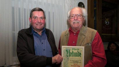 Bild: Hirsch
Vorsitzender Hans Müller (links) ernannte Reinhold Lang (rechts) zum Ehrenmitglied der Schwandorfer Wanderfreunde.