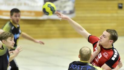 Bild: Ziegler
Der Sulzbacher Spielmacher Daniel Luber (rechts) wird beim Abspiel vom Laufer Tim Meier attackiert.