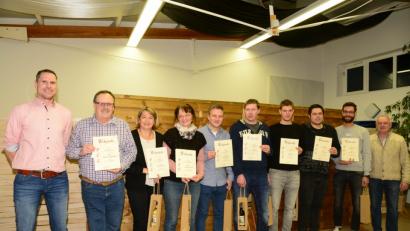 Bild: bey
Vorsitzender Andreas Hammer (links) und Ehrenamtsbeauftragter Dietmar Wagner (rechts) ehrten die langjährigen Mitglieder mit Rudi Schimetscheck (50 Jahre), Gabriele Wagner, Christine Schwab, Jonas Stangl, Simon Drexler, Jacob Drexler, Kilian Braun und Johannes Bayerl (mit Urkunden von links).