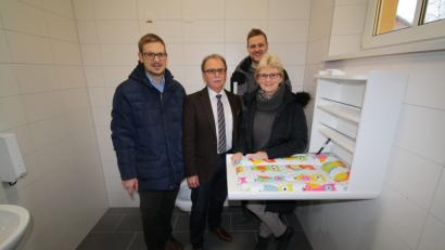 Bild: bjp
Präsentieren den neuen Wickeltisch im Haus der Heimat. Lukas Emmerich (von links), Werner Walberer, Sebastian Hösl und Charlotte Hautmann.