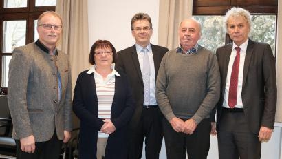 Bild: exb
Personalrat Max Bindl (links) gratulierte zusammen mit Personalchef Walter Brucker (Mitte) und Landrat Wolfgang Lippert den beiden Landkreis-Mitarbeitern Sibylle Eber und Erich Scharnagl zum bevorstehenden Ruhestand, verbunden mit den besten Wünschen für die kommenden Jahre.