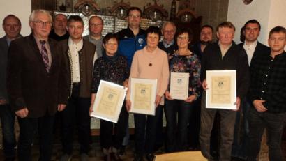 Bild: ksi
Zahlreiche SV-Mitglieder wurden für ihre Treue zum Verein ausgezeichnet. Die Ehrung nahmen Vorsitzender Christian Beer (Zweiter von rechts) und Zweiter Bürgermeister Kurt Koppmann (Zweiter von links) vor.