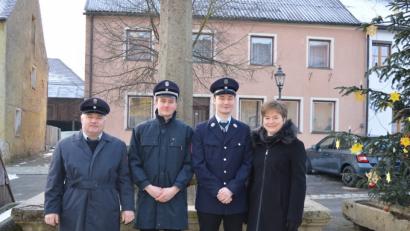 Bild: bej
Bürgermeisterin Sonja Meier dankte "Notkommandant" Alfred Frischmann (links) für seine Bereitschaft, vorübergehend als erster Kommandant tätig zu sein. Mit Sebastian Ruml (Zweiter von links) und Johannes Frischmann als neue Kommandanten hat die Feuerwehr Pondorf nun keine Nachwuchssorgen mehr .