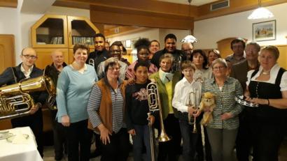 Bild: kwl
Als Super-Oma ist Inge Dütsch (Mitte mit Halstuch) stets für ihre Enkel Peter, Paul und Philipp sowie für Adoptivsohn Paolo im Einsatz.